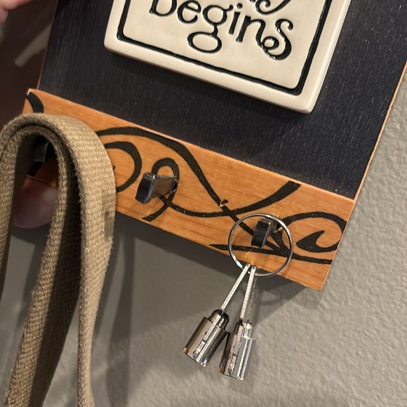 Macone Clay key/dog leash holder. - Picture 5 of 6